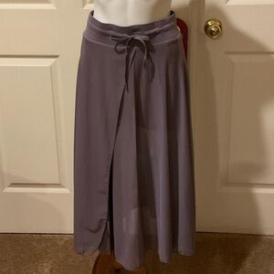 Women’s Active skirt/shorts. Meshed skirt over active shorts with pockets. Small